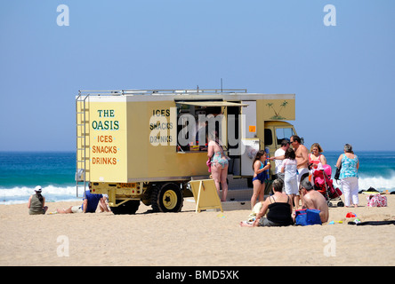 Une glace van garé sur la plage de baie de holywell, Cornwall, uk Banque D'Images