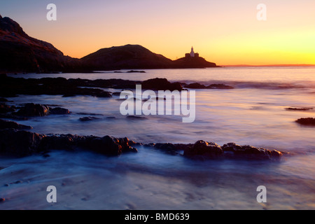 Bracelet Bay, Mumbles, Swansea, Péninsule de Gower, Dawn seascape, mumbles lighthouse Banque D'Images