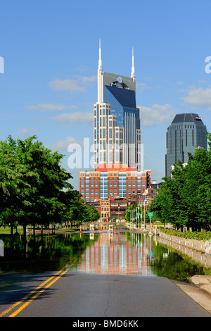 Inondations 2010 Nashville Tennessee Cumberland River déborde les banques sur la voie à la victoire au stationnement Titans LP Banque D'Images