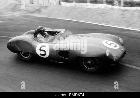 Carroll Shelby dans Aston Martin DBR1, lauréat 1959 24 heures du Mans. Banque D'Images