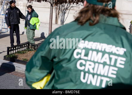 Les manifestants de Greenpeace d'être arrêtés. Banque D'Images