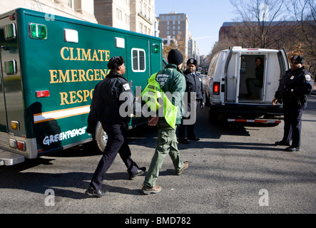 Les manifestants de Greenpeace d'être arrêtés. Banque D'Images