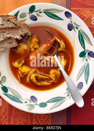 Brodetto portions individuelles de fruits de mer crevettes tiger principaux repas sur table en bois haut Banque D'Images