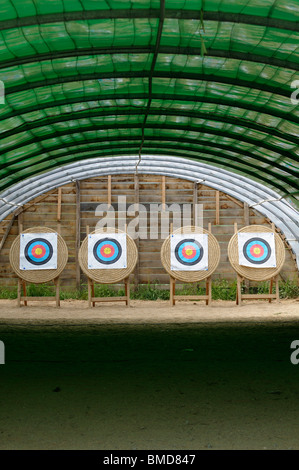 Stock photo de tir à l'arc cibles sur un stand de tir à l'ARC. Banque D'Images