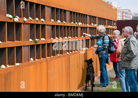 Mur avec des photos de victimes au Mémorial du Mur de Berlin dans la Bernauer Strasse, Berlin, Allemagne Banque D'Images