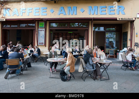 Café sur la chaussée à Kreuzberg Bergmannstrasse branché Berlin Allemagne Banque D'Images