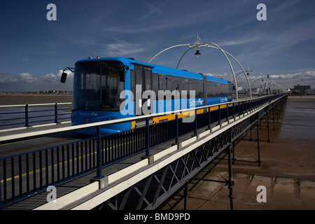 Le tramway moderne sur le front de la jetée de Southport Merseyside England uk Banque D'Images