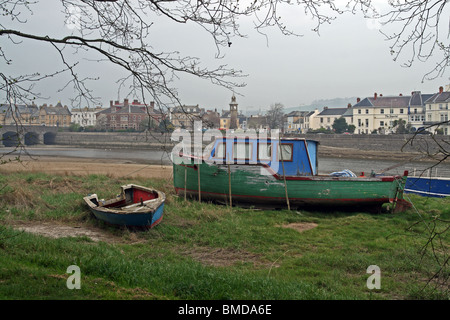 Barnstaple, Devon, Angleterre. Vieux bateaux sur la rive, à la recherche de l'autre côté de la rivière Taw. Banque D'Images