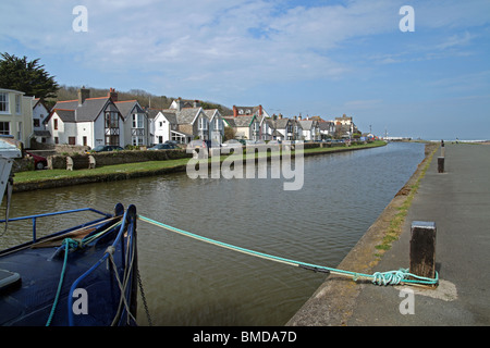 Canal de Bude, Bude, Cornwall, Angleterre, construit en 1823. C'est le dernier article avant d'atteindre la mer. Banque D'Images