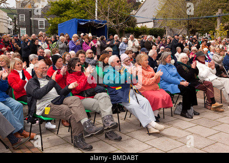 Royaume-uni, Angleterre, Devon Dartmouth, Musique, Festival, Royal Avenue Gardens, l'auditoire applaudir les performances Banque D'Images