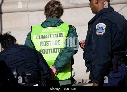 Les manifestants de Greenpeace d'être arrêtés. Banque D'Images