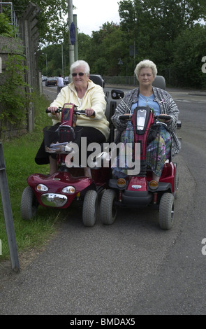 Deux femmes âgées avec leurs scooters de mobilité Banque D'Images