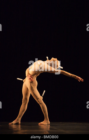 Michael Clark Company exécution 'Venez, été et gone' au Barbican Theatre, solo d'héroïne avec Kate Coyne Banque D'Images