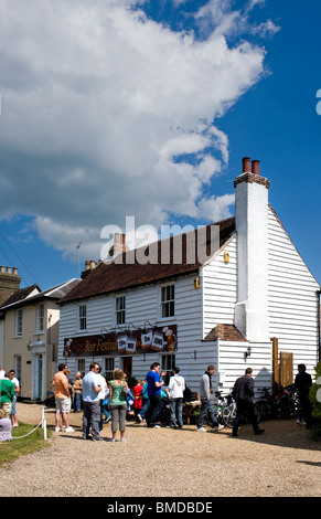 Les clients à l'extérieur du cercle Public House dans le village de Stock dans l'Essex. Photo par Gordon 1928 Banque D'Images