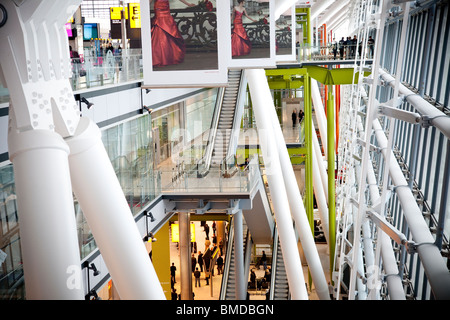 Escaliers mécaniques de passagers reliant trois niveaux à cinq terminaux à l'aéroport Heathrow de Londres Angleterre Royaume-uni Banque D'Images