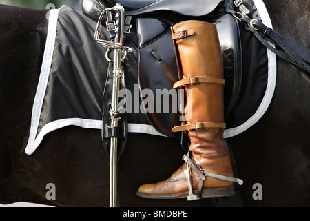 WASHINGTON, DC - 9 JUIN : une des bottes d'équitation de l'ancien président des États-Unis Ronald Reagan est renversée dans l'étrier dans le cadre du cortège funèbre au Capitole des États-Unis le 9 juin 2004 à Washington, DC. (Photographie de Jonathan Paul Larsen / Diadem images) Banque D'Images