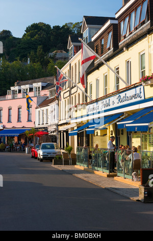 Les touristes assis à l'extérieur des restaurants et bars, Gorey harbour, Jersey, Channel Islands, Royaume-Uni Banque D'Images