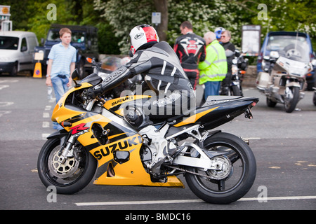 Un des vélos de haute performance en tire à Devils Bridge à Kirkby Lonsdale, Cumbria, Royaume-Uni. Banque D'Images