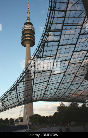 L'Olympiaturm tour de transmission et de toit moderne Olympia-Schwimmhalle dans l'Olympiapark de Munich, Allemagne Banque D'Images