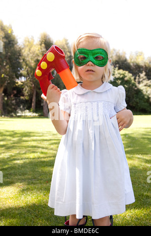 Jeune fille au masque avec canon à bulles Banque D'Images