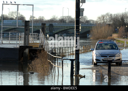 La Tamise se brise ses rives à Richmond, Londres. Banque D'Images