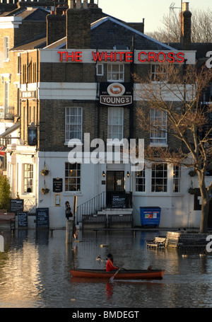 La Tamise se brise ses rives à Richmond, Londres. Banque D'Images