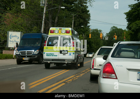 C'est manière Ambulance sur scène d'accident. Banque D'Images