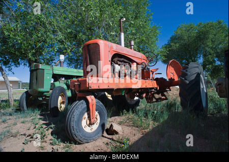 Deux vieux tracteurs agricoles ne sont qu'une partie d'une importante collection d'Farm and Ranch met en œuvre sur l'affichage à Corona, Nouveau Mexique. Banque D'Images