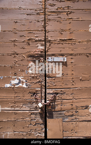 Détail d'un cadenas, old weathered porte avec de la peinture à Encino, Nouveau Mexique. Banque D'Images