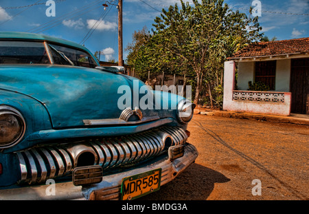 Vieux classique auto sur rue dans petite ville de Isabel Cuba Banque D'Images