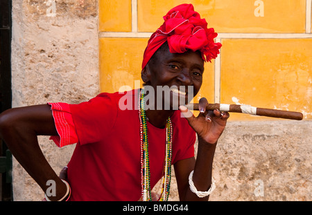 Vieille Femme locale cubaine en rouge avec un cigare dans la vieille Havane Cuba Habana Banque D'Images