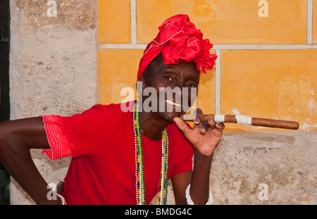 Vieille Femme locale cubaine en rouge avec un cigare dans la vieille Havane Cuba Habana Banque D'Images