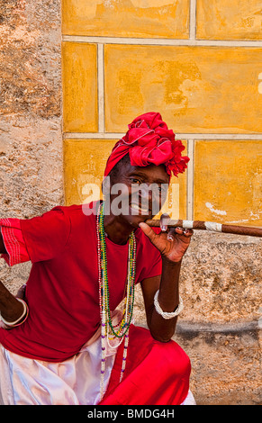 Vieille Femme locale cubaine en rouge avec un cigare dans la vieille Havane Cuba Habana Banque D'Images