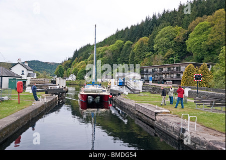 Un navire à voile est en passant par une serrure sur le Canal Crinan à Cairnbaan à Argyll en Écosse en direction est vers le Loch Fyne Banque D'Images