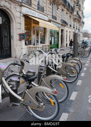 Une rangée de Vélib vélos pour la ville de voitures sur l'île de la Cité, Paris, France. Banque D'Images