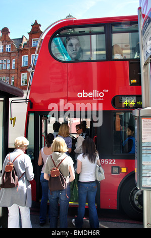 London bus à double étage, Knightsbridge, le quartier royal de Kensington et Chelsea, Londres, Angleterre, Royaume-Uni Banque D'Images