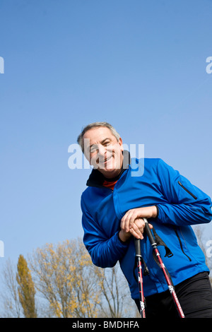 Homme mature en plein air avec des cannes de marche Banque D'Images