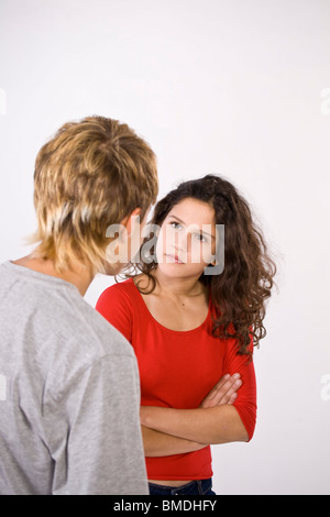 Teenage Girl with Arms Crossed with Teenage Boy Banque D'Images