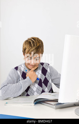 Teenage Boy Doing Homework Banque D'Images