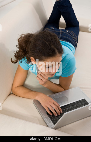 Teenage Girl Using Laptop Banque D'Images