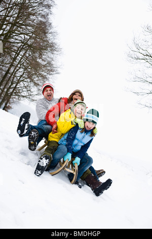 La luge en famille Banque D'Images