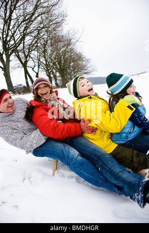 La luge en famille Banque D'Images