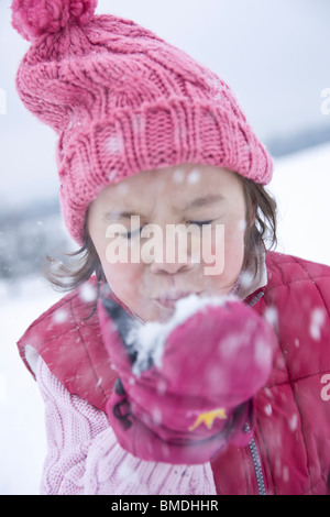 Girl Blowing snow Banque D'Images