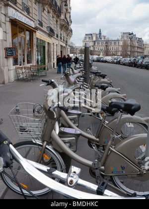 Une rangée de Vélib vélos pour la ville de voitures sur l'île de la Cité, Paris, France. Banque D'Images