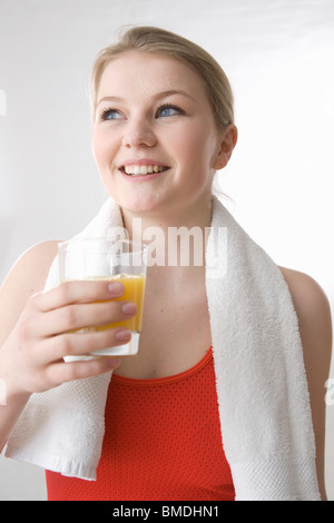 Femme avec verre de jus Banque D'Images