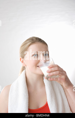 Femme à boire le verre de lait Banque D'Images