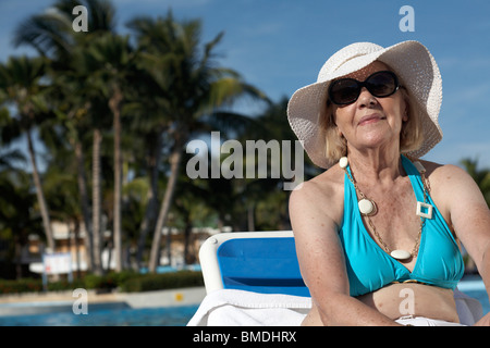 Femme au soleil au bord de piscine, Cayo Coco, Cuba Banque D'Images