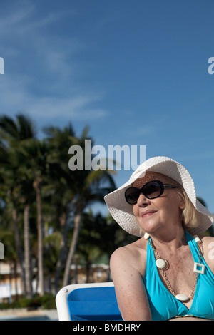 Femme au soleil au bord de piscine, Cayo Coco, Cuba Banque D'Images