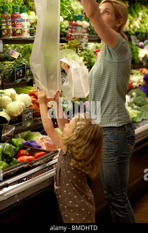 Mère et fille l'Épicerie Banque D'Images