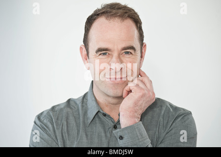 Portrait of Man with Hand on Chin Banque D'Images